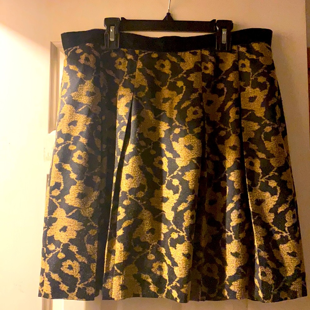 Loft adorable holiday skirt. Great for office wear or a party.